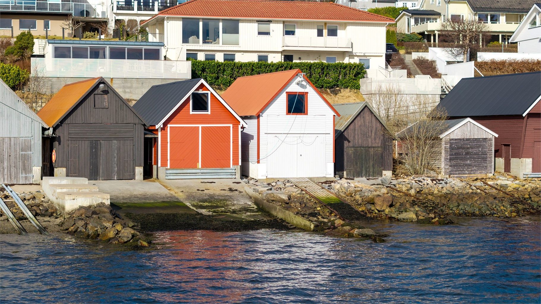 Fasade mot Borgundfjorden mot syd