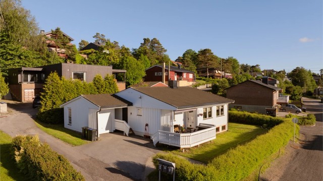 Eneboligen i Joruns vei 31 ble oppført i 1971 med alle oppholdsrom på én flate, stor kjeller og tilliggende garasje. Fotograf; Kristoffer Kristiansen.