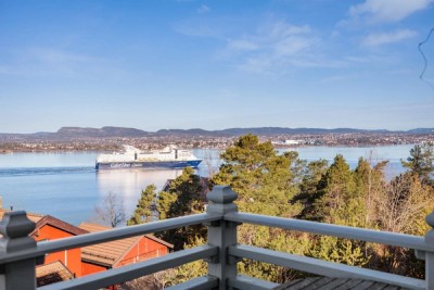 Det er en fantastisk utsikt over Oslofjorden, hvor du kan følge innseilingen inn til Oslo by 