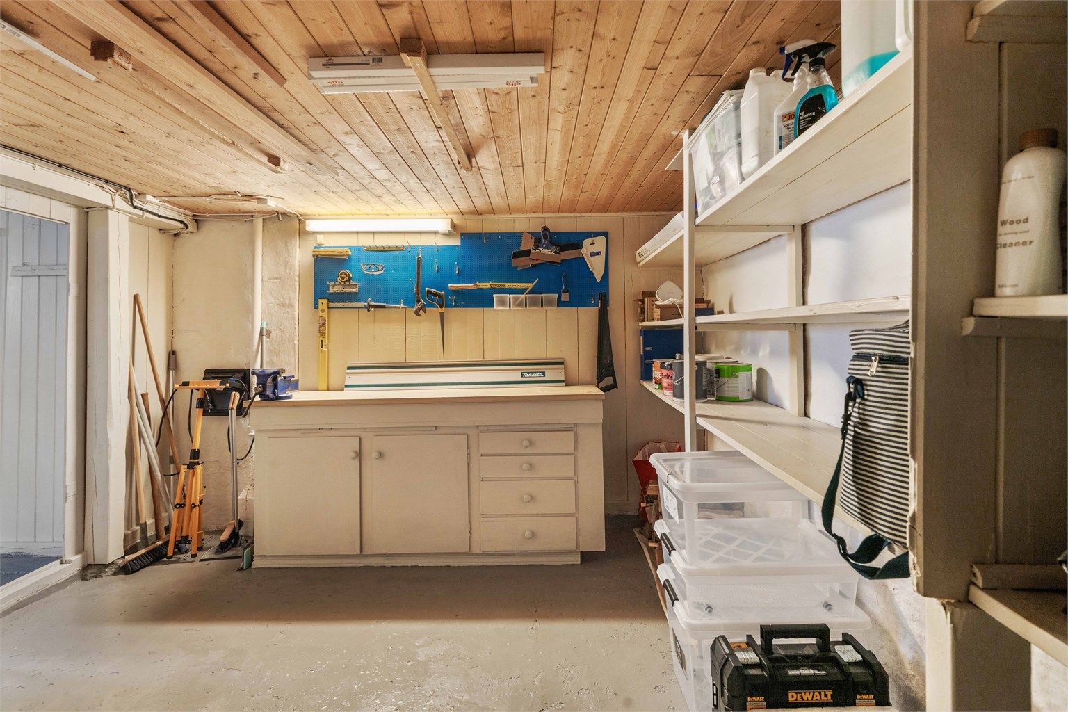 En av bodene er innredet med en praktisk arbeidsbenk.