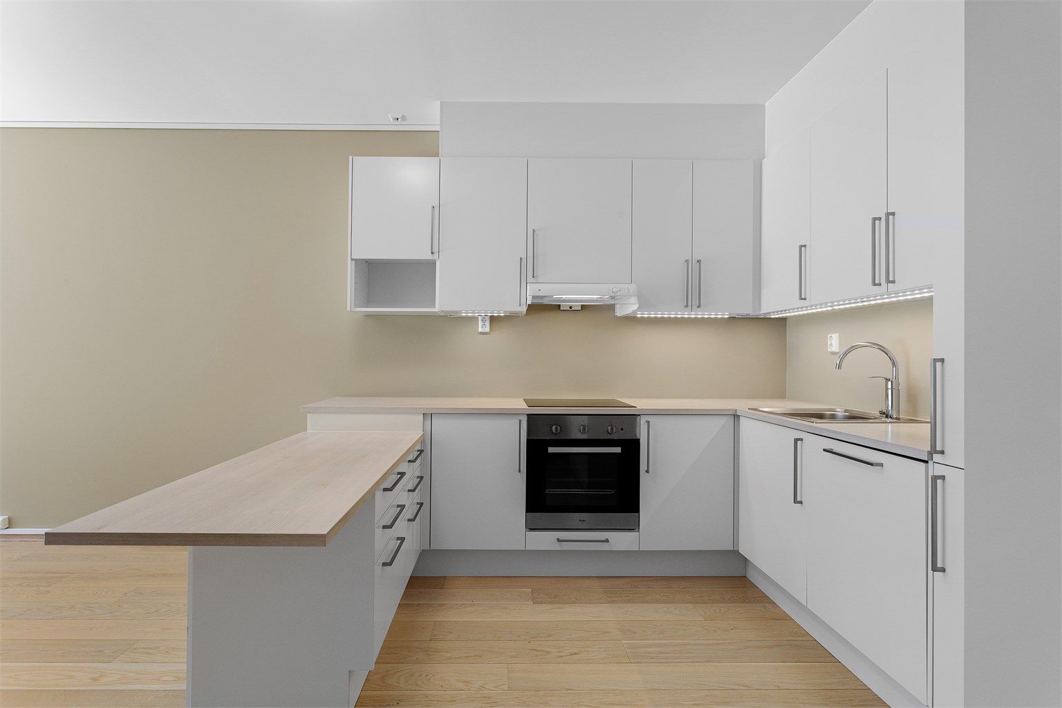 Lysarmaturer under overskap. Benkeplater av laminat.