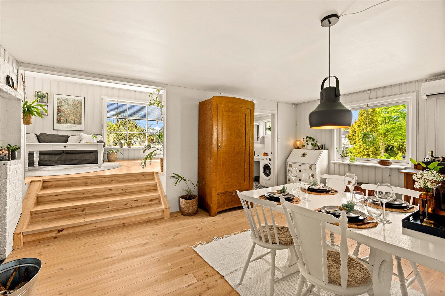 Spisestuen har god plass til langbord og er et naturlig samlingspunkt mellom stue og kjøkken.
