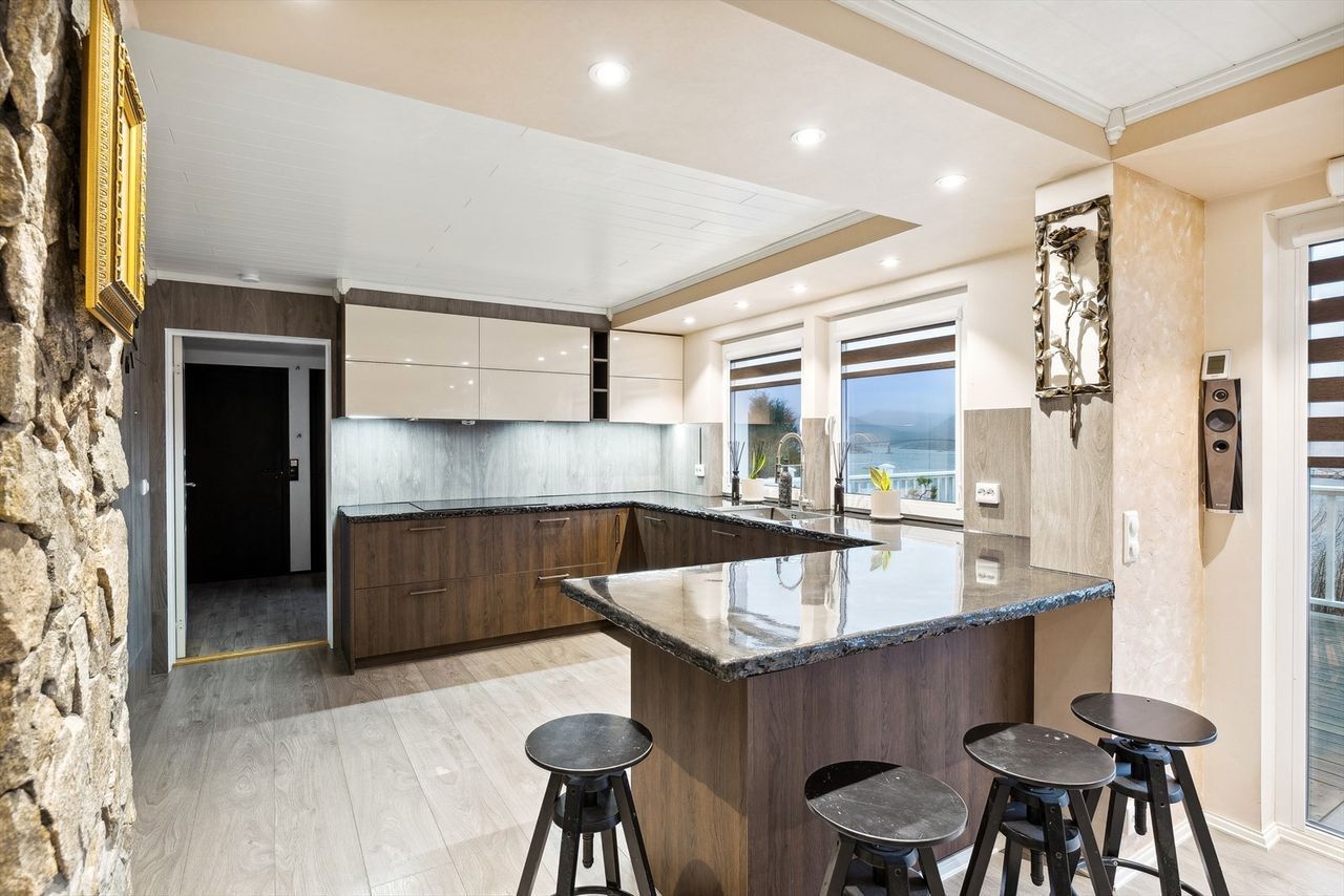  På kjøkkenet har man rikelig med skap- og benkeplass. Downlights gir godt arbeidslys. 