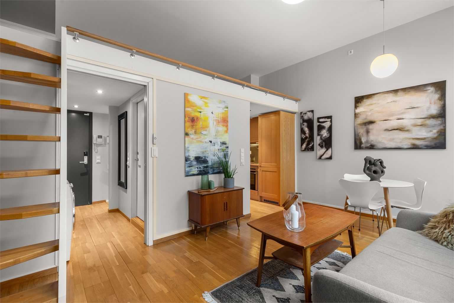 Stuen og kjøkkenet er holdt i en åpen løsning og er et sosialt samlingspunkt.