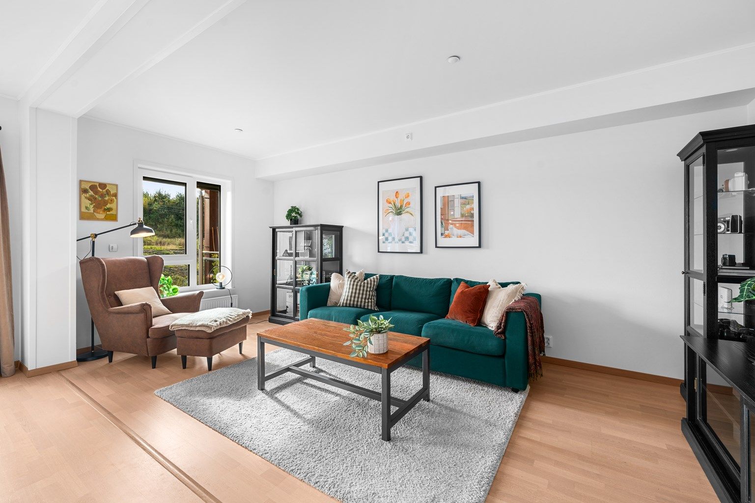 Bygget er fra 2018, det er balansert ventilasjonssystem og sentralvarme. 