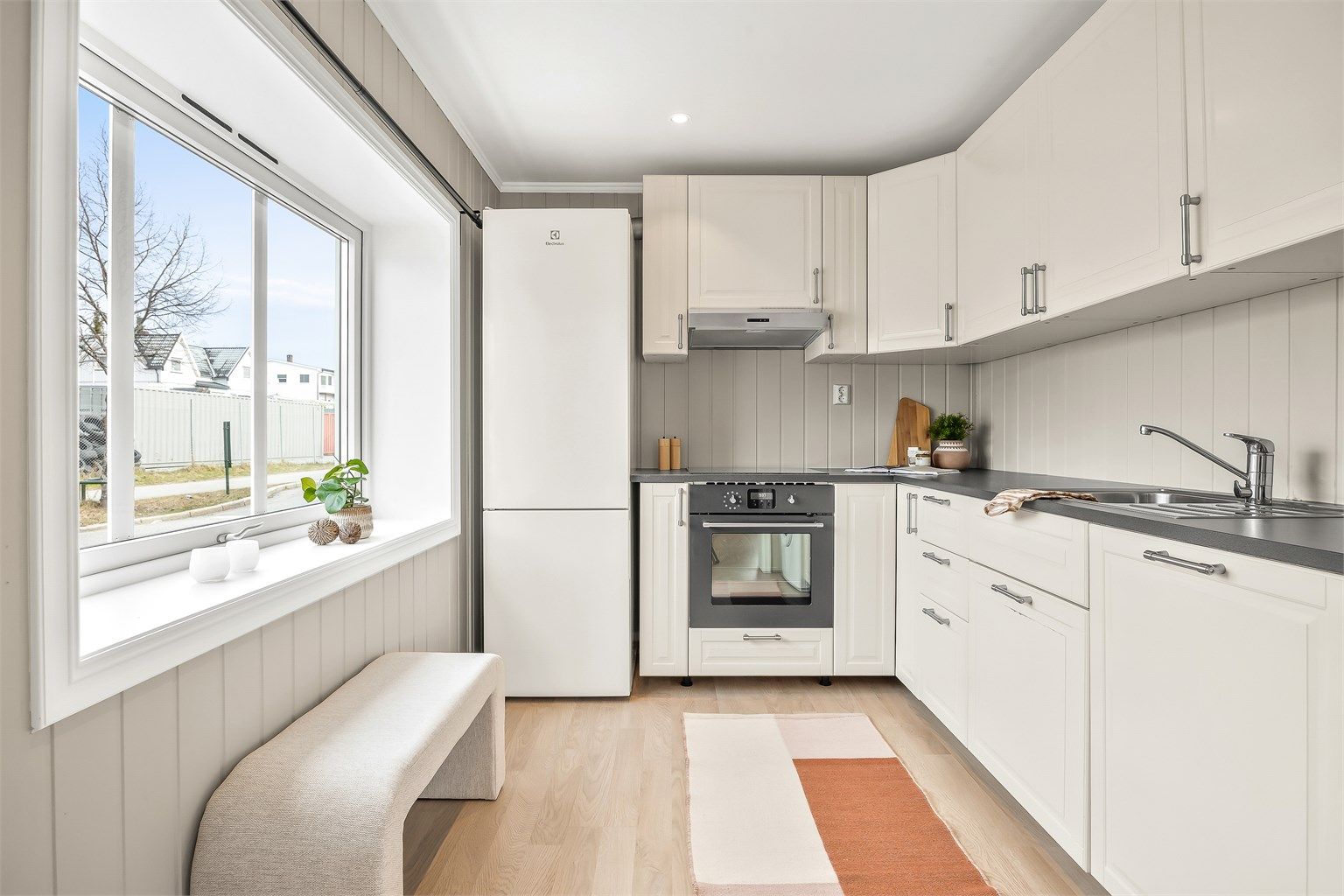 Lys og innbydende 2-roms eierleilighet/halvpart av horisontaldelt tomannsbolig i 1. etasje.
Foto: Stine Jørgens Prøitz