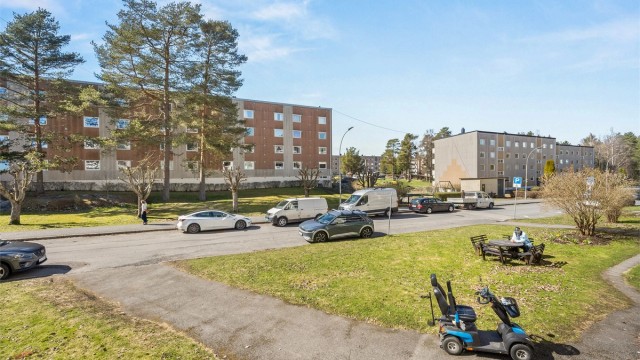 Området er vurdert som «Veldig trygt» av lokalkjente, og har kort vei til både butikker og offentlig transport.