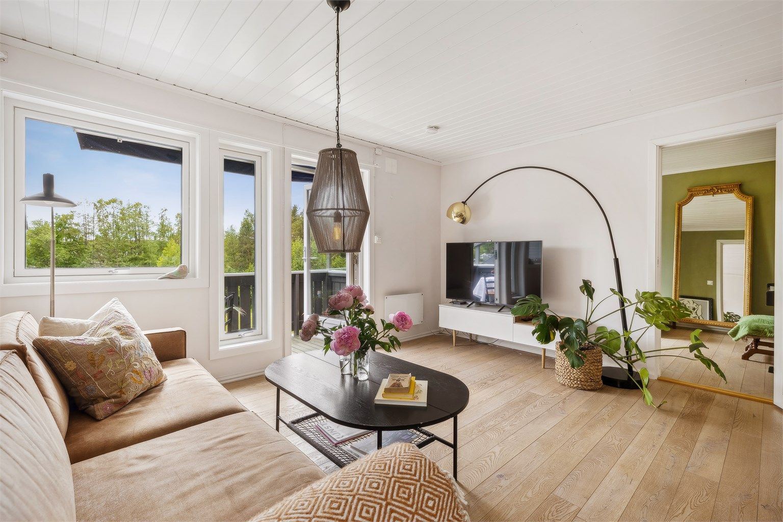 Leiligheten er gjennomgående og har godt med vinduer som gir mye naturlig lys