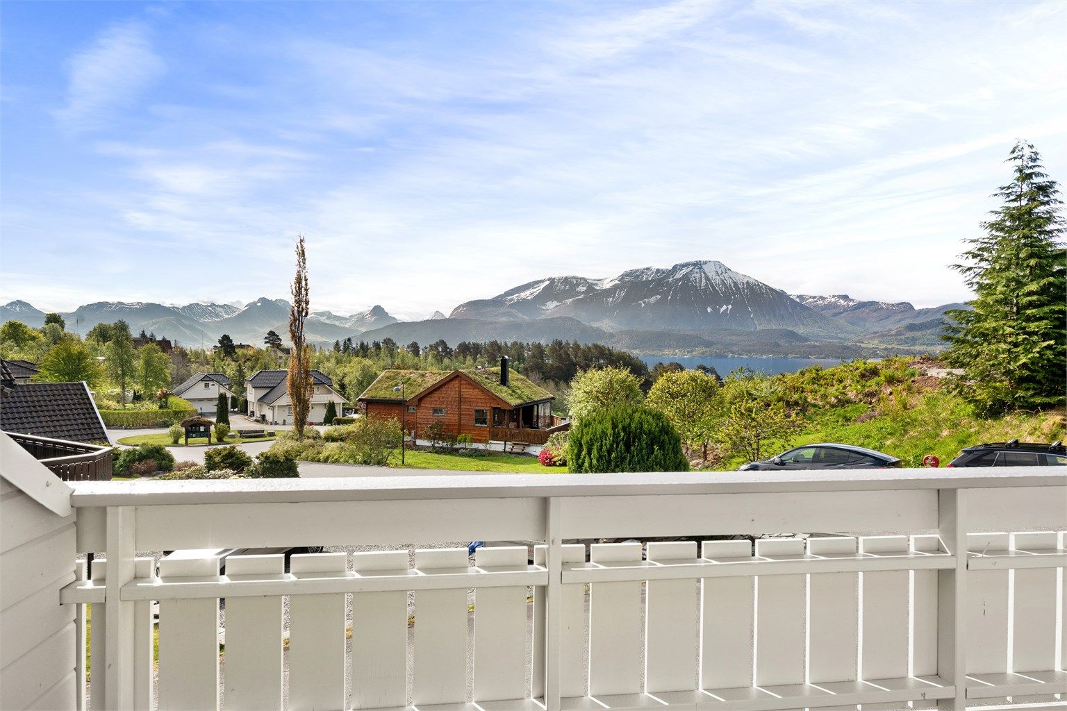 Fra den sørvendte balkongen er det utsikt mot fjord og fjell.