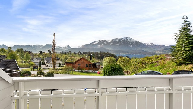 Fra den sørvendte balkongen er det utsikt mot fjord og fjell.