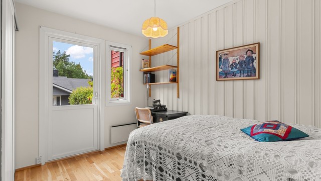 Soverom 3 med skyvedørsgarderobe og direkte utgang til vestvendt hage
