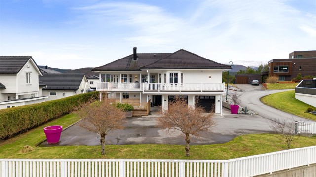 Velkommen til Østre Hovdenesveg 1 presentert av Eiendomsmegler/Partner Marit Stuen Aursnes