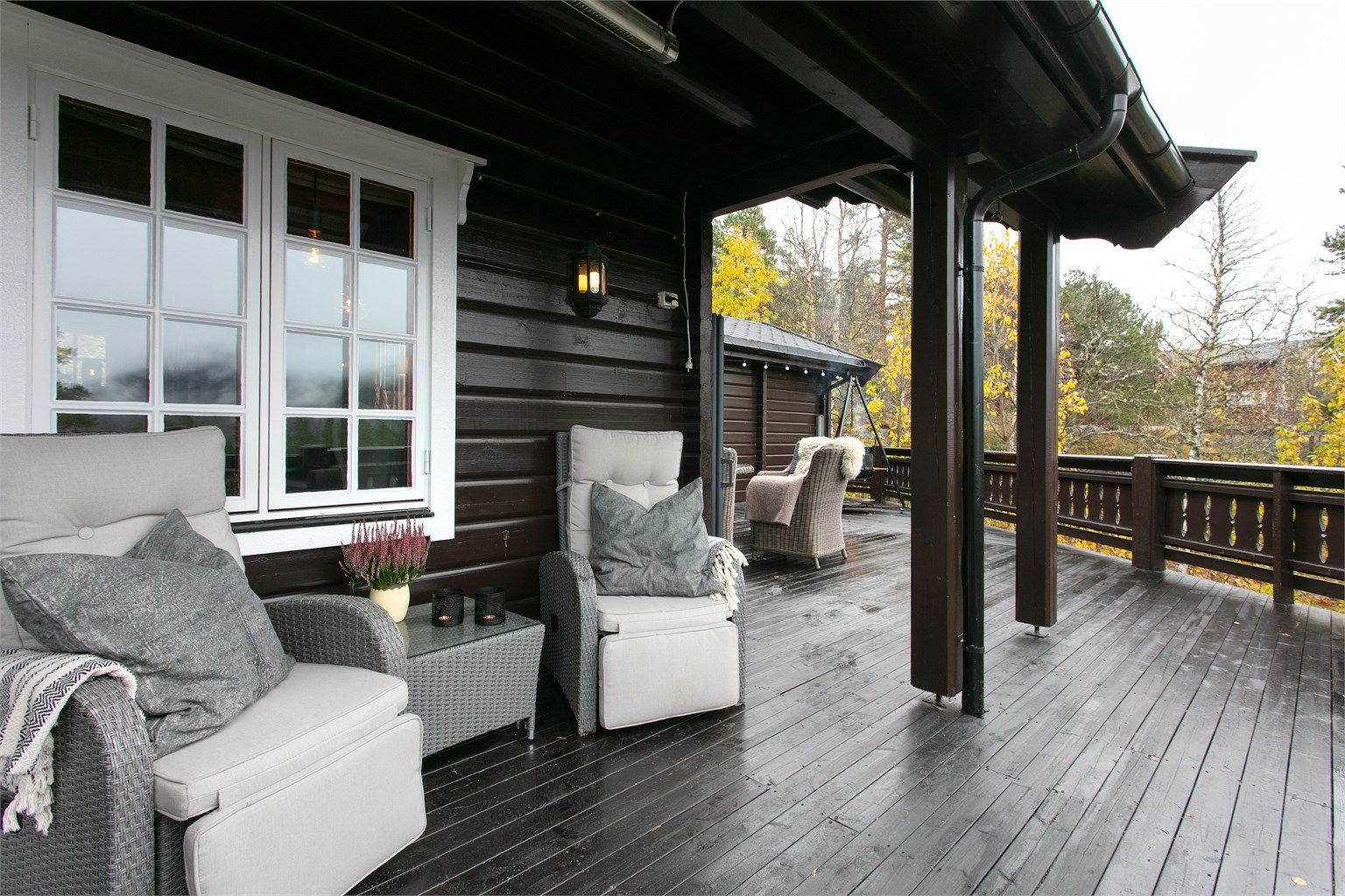 Stor terrasse på tilsammen 105 kvm rundt hytten med flere soner og sitteplasser