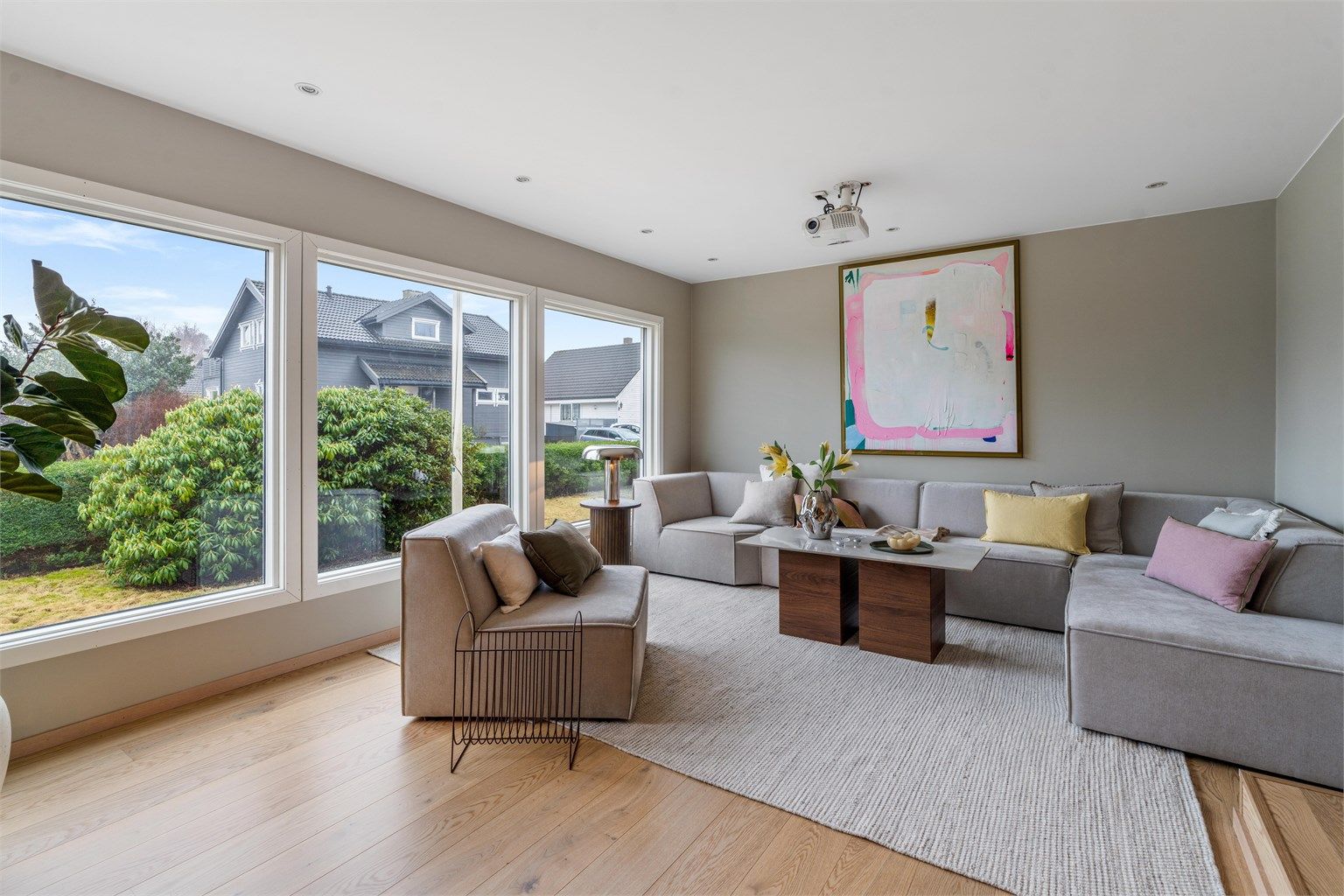 Den store stuen har rikelig med plass og store vindusflater som gir godt med naturlig lys.