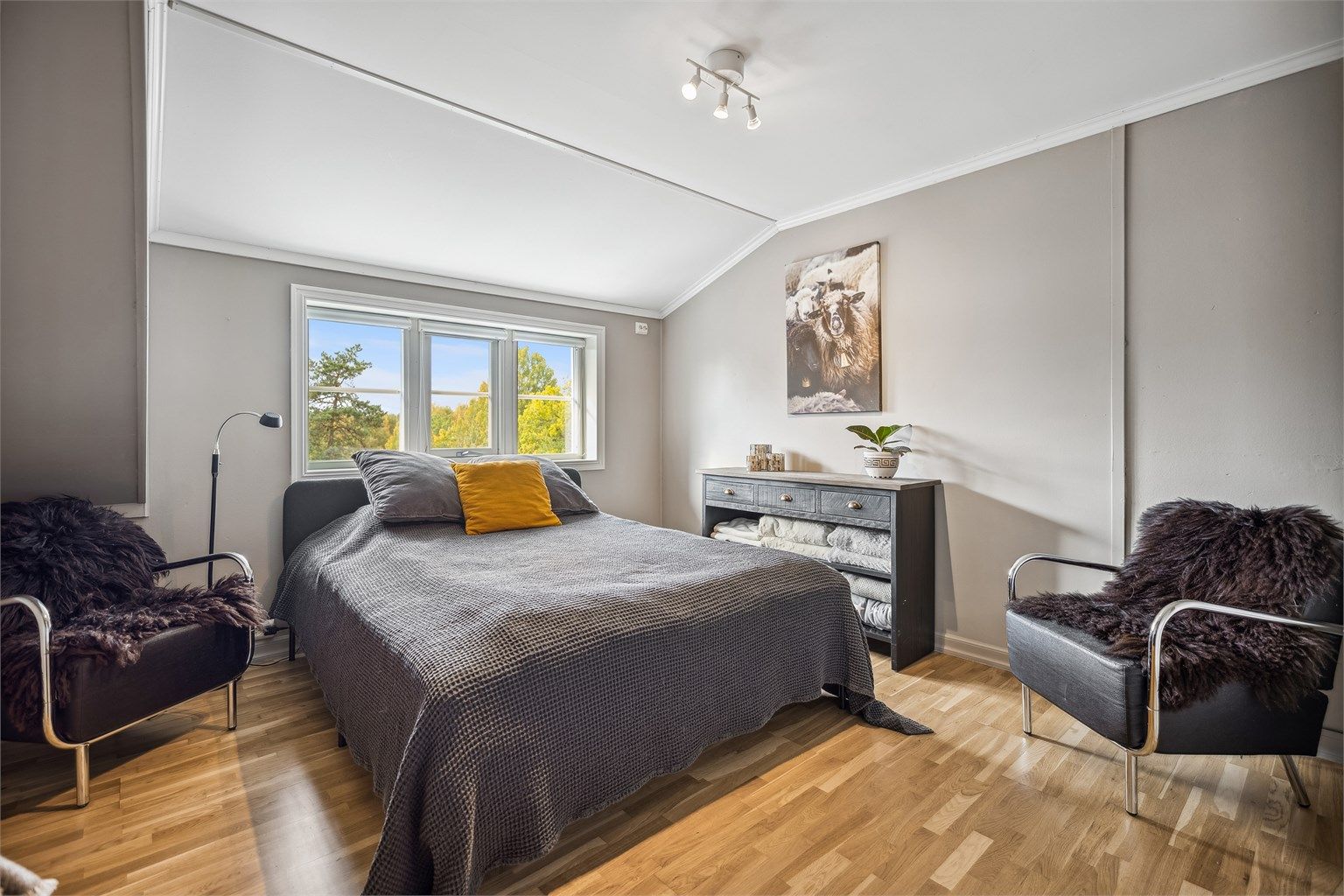 Soverom nr.2 er også av god størrelse og har rikelig med plass til dobbeltseng, nattbord og garderobeløsning