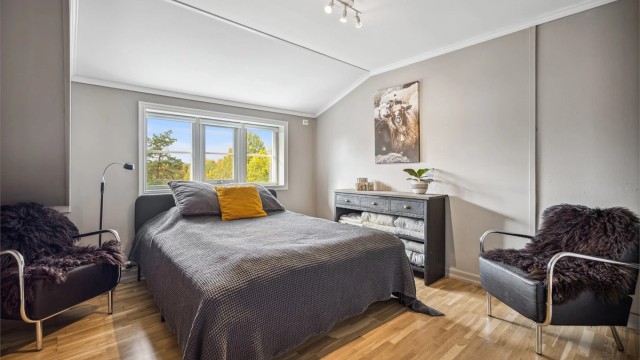 Soverom nr.2 er også av god størrelse og har rikelig med plass til dobbeltseng, nattbord og garderobeløsning