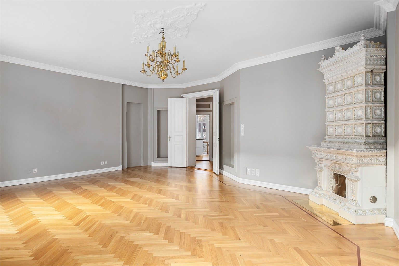 Stor stue med flotte detaljer og store vinduer. Fantastisk "svenskepeis" som er meget godt bevart.