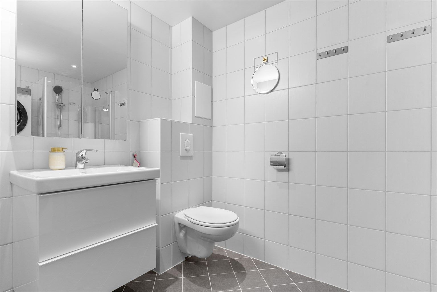 Badet ble pusset opp i regi av borettslaget i 2014 og er helfliset med elektrisk gulvvarme for god komfort.