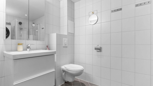 Badet ble pusset opp i regi av borettslaget i 2014 og er helfliset med elektrisk gulvvarme for god komfort.