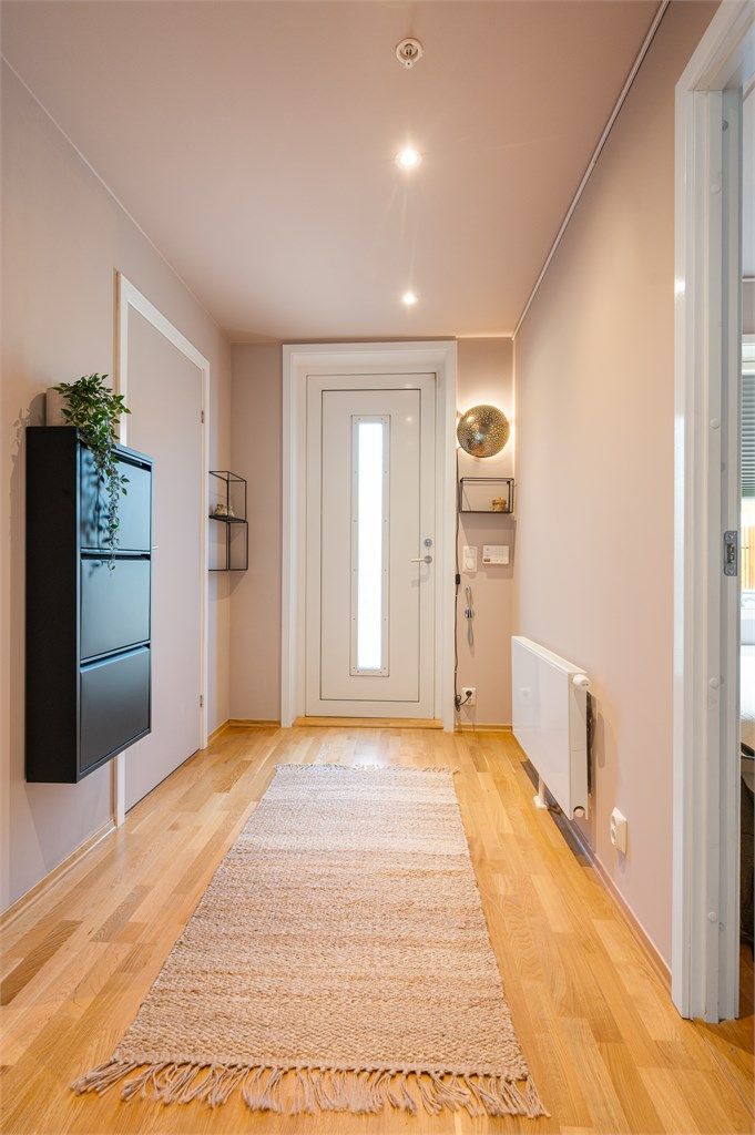 Velkommen inn! Leiligheten ligger skjermet til i byggets 1. etasje. Downlights i entréen. 
