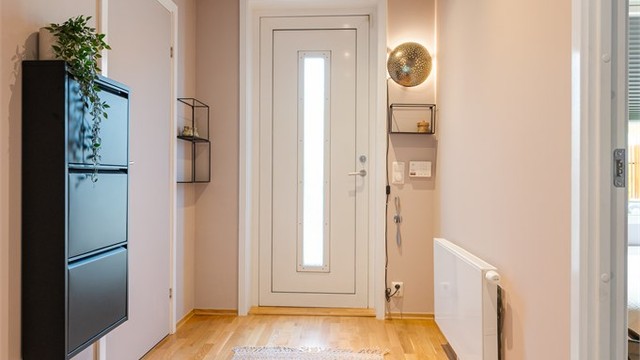 Velkommen inn! Leiligheten ligger skjermet til i byggets 1. etasje. Downlights i entréen.