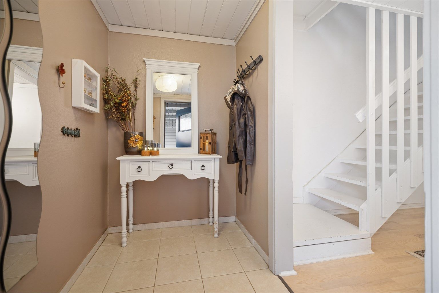 Fra entreen er det direkte tilgang til gangen som leder til to soverom, bad og vaskerom.