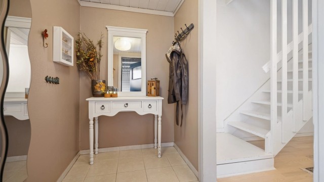 Fra entreen er det direkte tilgang til gangen som leder til to soverom, bad og vaskerom.