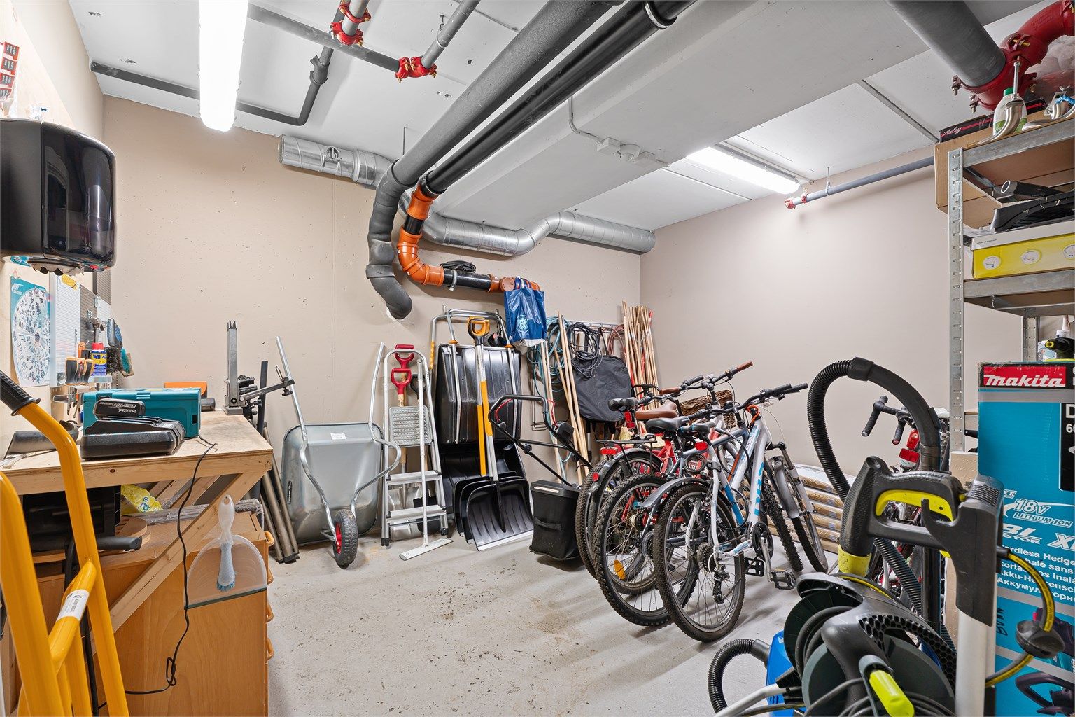 Det er i tillegg en redskap- og sykkelbod. I tillegg er det sykkelstativ i garasjen med plass til bortsetting av sykler. 