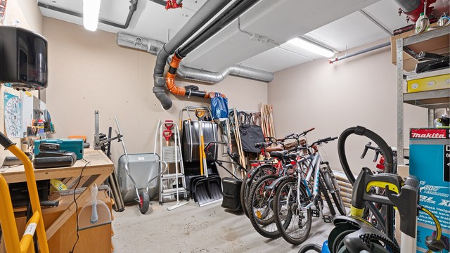 Det er i tillegg en redskap- og sykkelbod. I tillegg er det sykkelstativ i garasjen med plass til bortsetting av sykler.