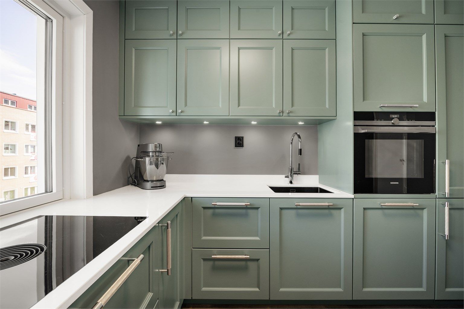 Pen kjøkkeninnredning fra 2019 med helintegrerte hvitevarer.