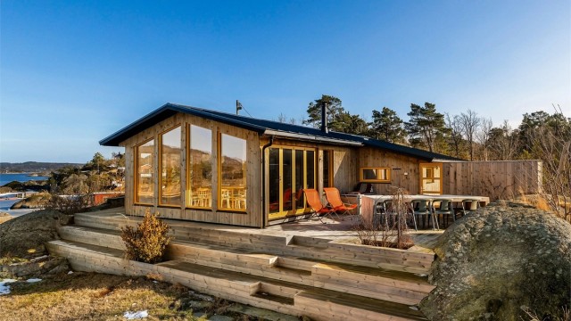 Utvendig er hytta kledd med impregnert trevirke som skal grånes naturlig. Innvendig har arkitekten gått for bjørkefinérplater uten kvist, gulv av eik og betong i en fin kombinasjon.