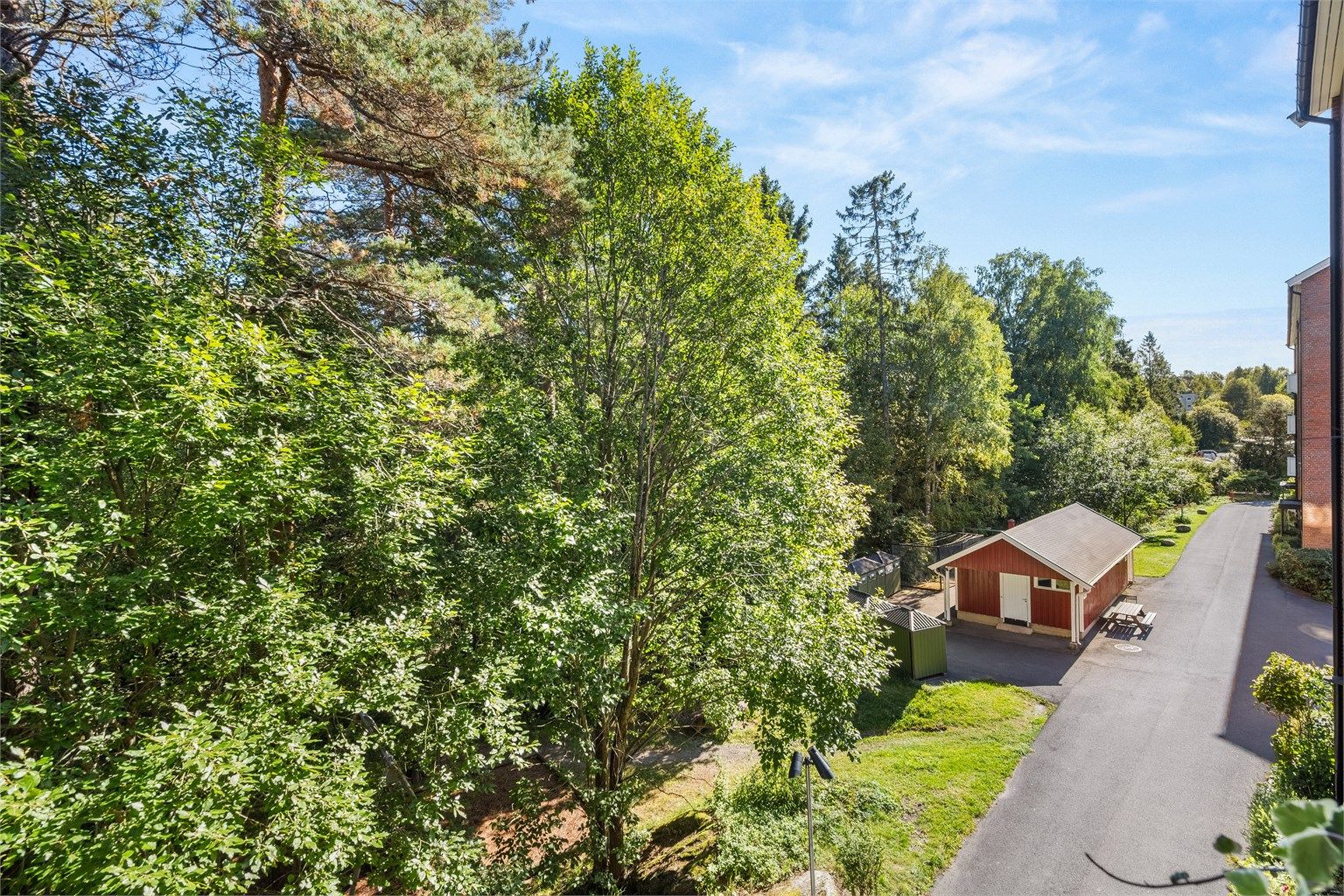 Grønt og luftig utsyn mot borettslagets fellesarealer og nærområdet.