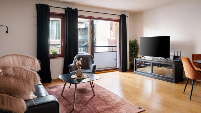 Stuen og kjøkkenet er i en praktisk åpen løsning med god plass til spisebord og sofa