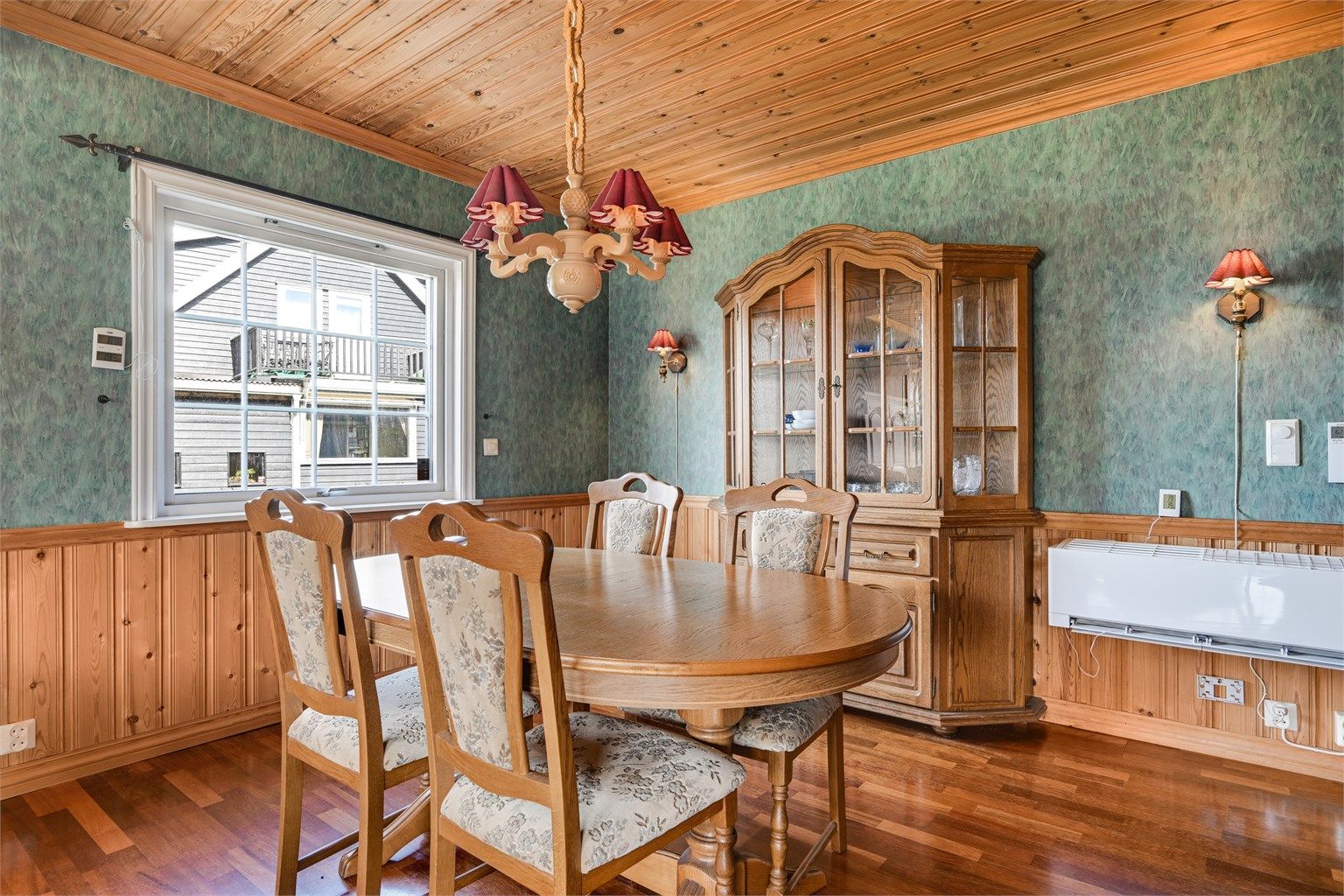 Spisestuen har god plass til et stort spisebord for hyggelige sammenkomster.