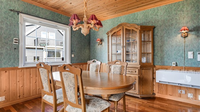 Spisestuen har god plass til et stort spisebord for hyggelige sammenkomster.