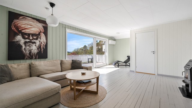 Stue i 3. etasje med varmepumpe og vedovn