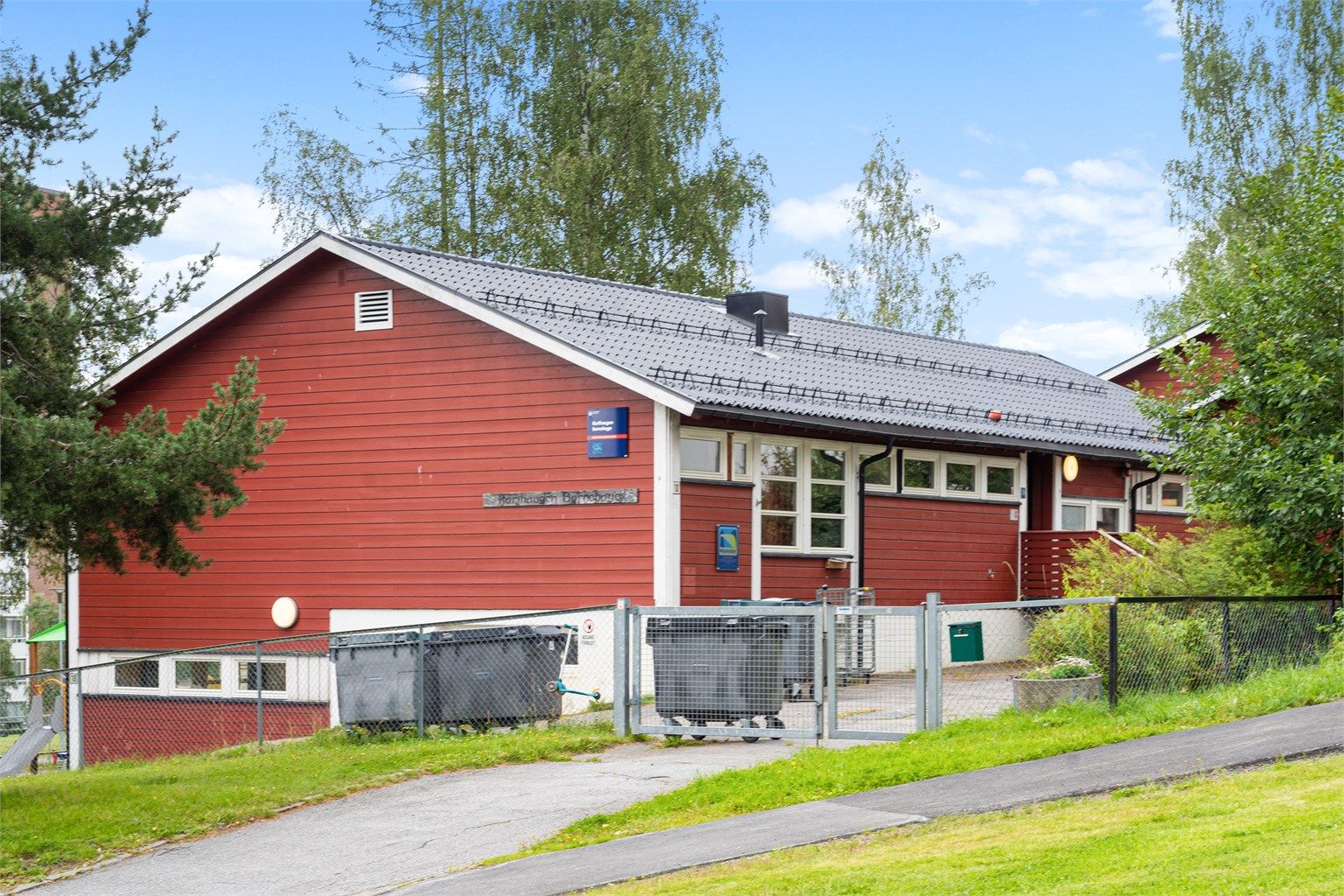Det er korte og oversiktlige skoleveier, med flere skoler og barnehager i nabolaget.