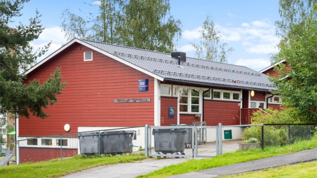 Det er korte og oversiktlige skoleveier, med flere skoler og barnehager i nabolaget.