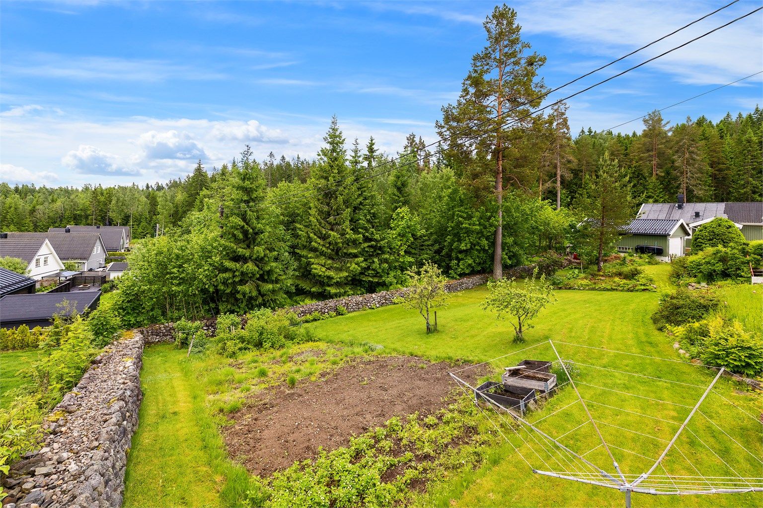 Eiendommen grenser til skogen som i kommuneplanen er LNFR område(landbruk, natur og fritid...)