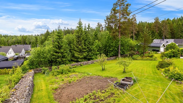 Eiendommen grenser til skogen som i kommuneplanen er LNFR område(landbruk, natur og fritid...)