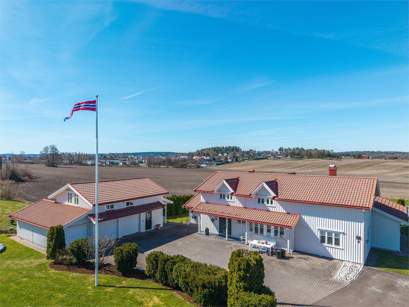 Eiendommen er oppført i 2003 og fremstår som meget velholdt.