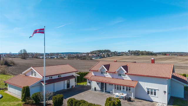 Eiendommen er oppført i 2003 og fremstår som meget velholdt.