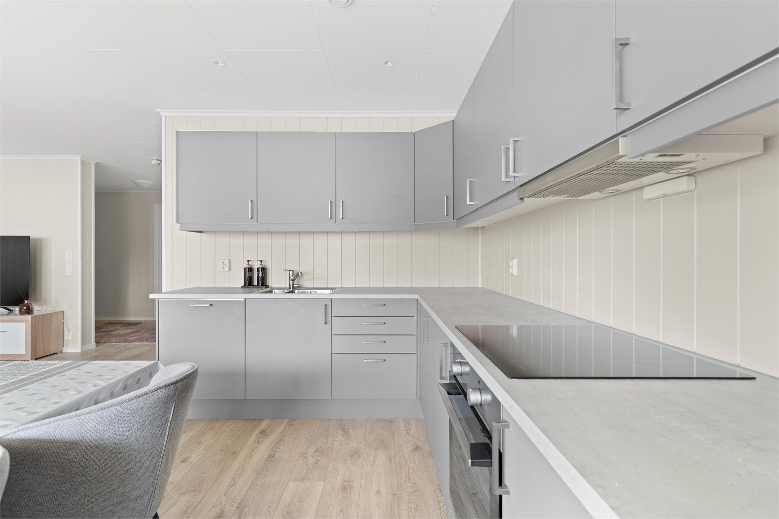 Her er det mye skap- og arbeidsplass. 