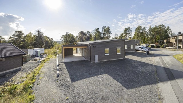 Det er god plass til flere biler på tilhørende tomt. Tomten er gruset, men kan asfalteres dersom ny eier ønsker det.