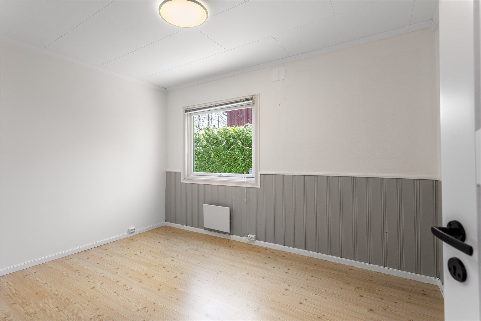 Boligen har to soverom, fordelt i hver sin etasje. Begge rommene er av svært god størrelse.