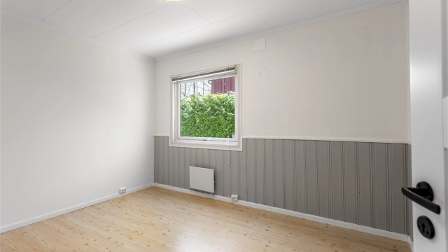 Boligen har to soverom, fordelt i hver sin etasje. Begge rommene er av svært god størrelse.