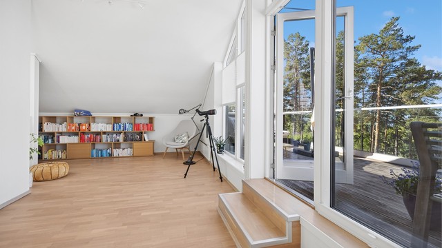Rommet er stort og fleksibelt med mange bruksområder, og kan enkelt tilpasses etter behov. Her er det godt tilrettelagt for et trivelig hjemmekontor, en ekstra stue eller hyggelig plass til gjester og besøk.