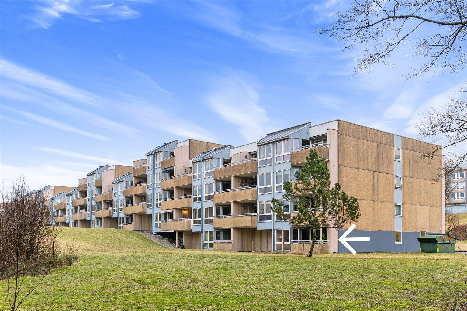 - Nydelig beliggenhet innad i borettslaget som eneste leilighet på bakkeplan i denne oppgangen med skog og flott natur i front -