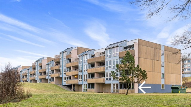 - Nydelig beliggenhet innad i borettslaget som eneste leilighet på bakkeplan i denne oppgangen med skog og flott natur i front -