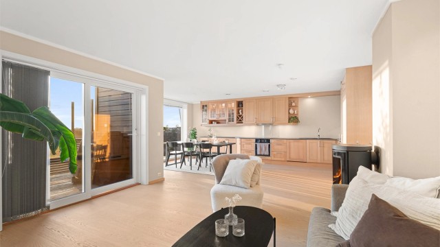 Velkommen til Genistoppen 47, en lekker 4roms på Lauvåsen Åpen stue og kjøkkenløsning som gir en god romfølelse